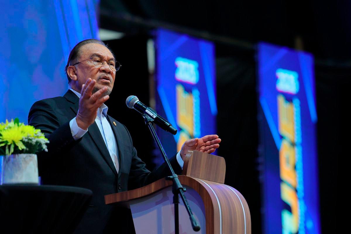 Perdana Menteri Datuk Seri Anwar Ibrahim menyampaikan ucapan pada majlis perasmian penutupan International Young Future Leaders Summit (iFUTURE) 2025 di Dewan Merdeka, Pusat Dagangan Dunia Kuala Lumpur hari ini. - BERNAMA