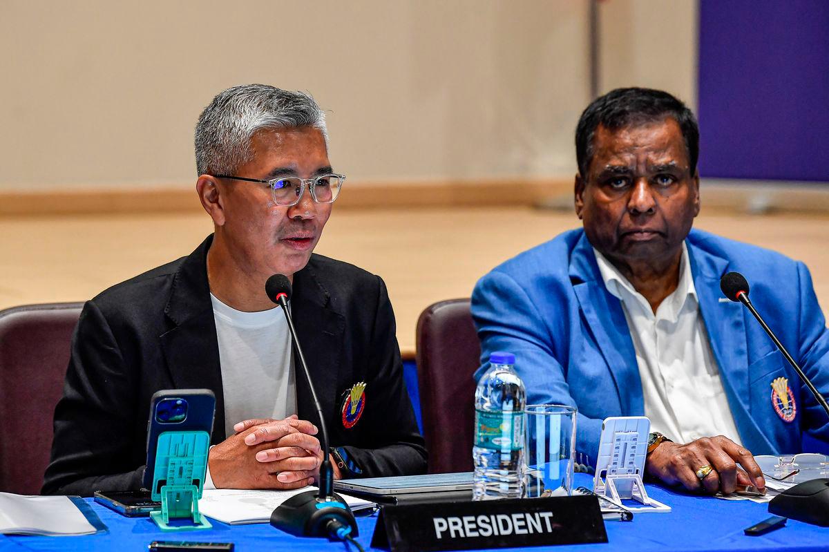 Presiden baharu Persatuan Badminton Malaysia (BAM) Tengku Datuk Seri Zafrul Tengku Abdul Aziz (kiri) ketika mempengerusikan Mesyuarat Majlis Persatuan Badminton Malaysia (BAM) di Akademi Badminton Malaysia, Bukit Kiara hari ini. Turut serta Timbalan Presiden Persatuan Badminton Malaysia (BAM) Datuk V. Subramaniam (kanan) -fotoBERNAMA