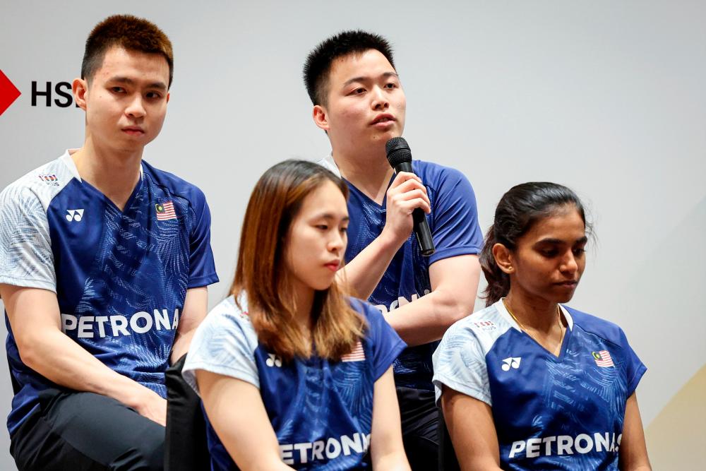 KUALA LUMPUR, April 17 -- Malaysia Badminton team Aaron Chia (second, right), Soh Wooi Yik (left), Pearly Tan (second, left), and Thinaah Muralitharan (right) in a sharing session with media at Petronas Akedemi Badminton Malaysia, today. BERNAMAPIX