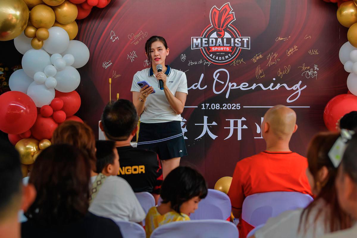 Former national women’s doubles player Woon Khe Wei delivering a speech at the Opening Ceremony of the Medalist International Sports Centre here today. - BERNAMA