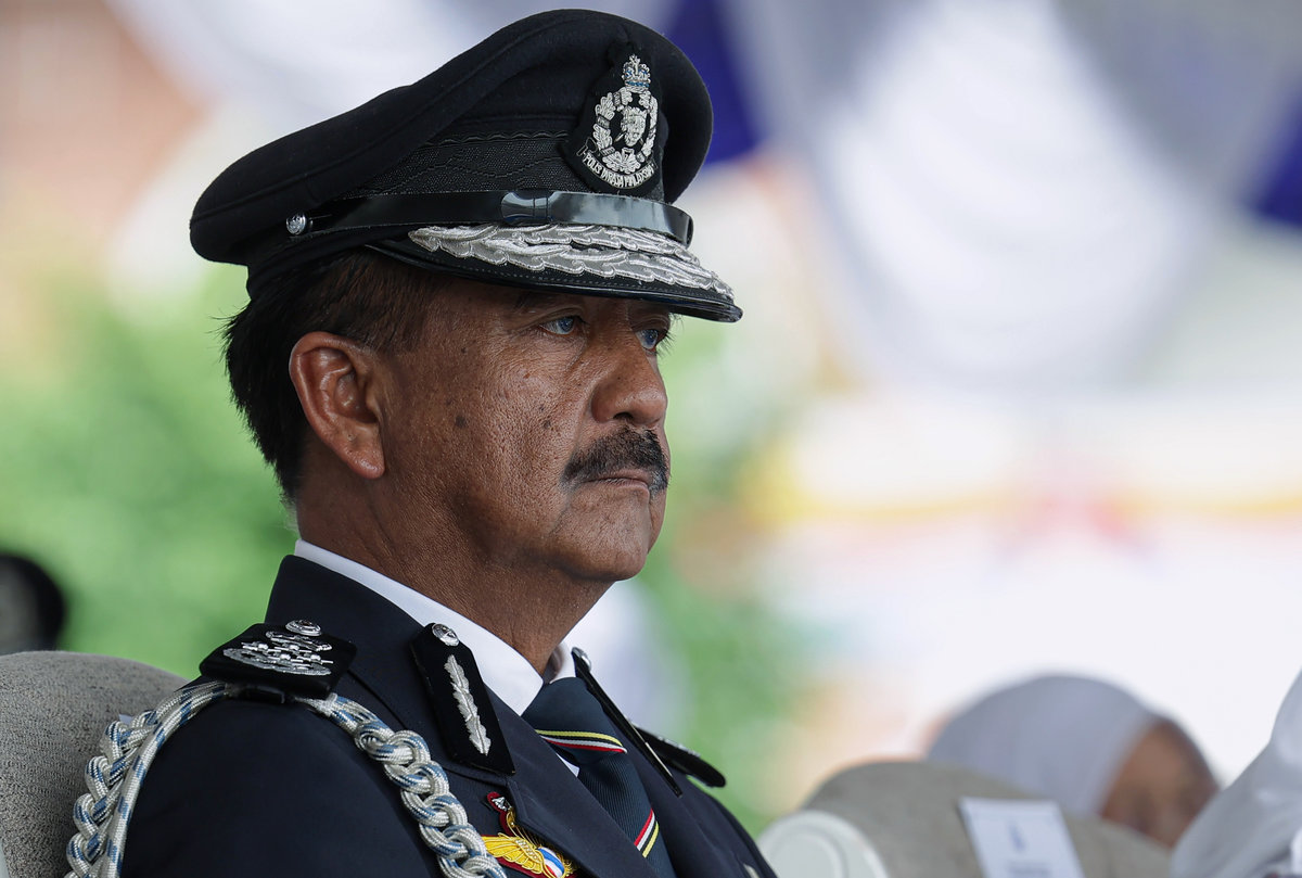 Bekas Ketua Polis Negara Tan Sri Razarudin Husain semasa Majlis Perbarisan Persaraan dan Paluan Berundur sempena persaraan beliau di Pusat Latihan Polis (PULAPOL) hari ini. - BERNAMA