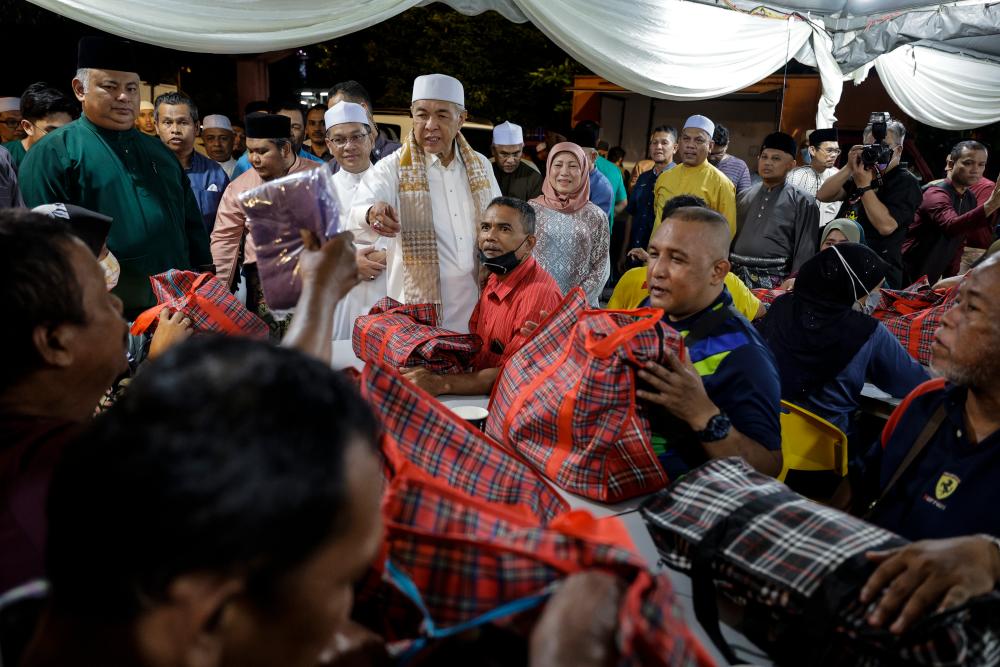 KUALA LUMPUR, March 24 -- Deputy Prime Minister who is also Rural and Regional Development Minister Datuk Seri Dr Ahmad Zahid Hamidi while attending the Moreh Stopover Program with the Homeless Community at the Kuala Lumpur Homeless Transit Center last night. BERNAMAPIX