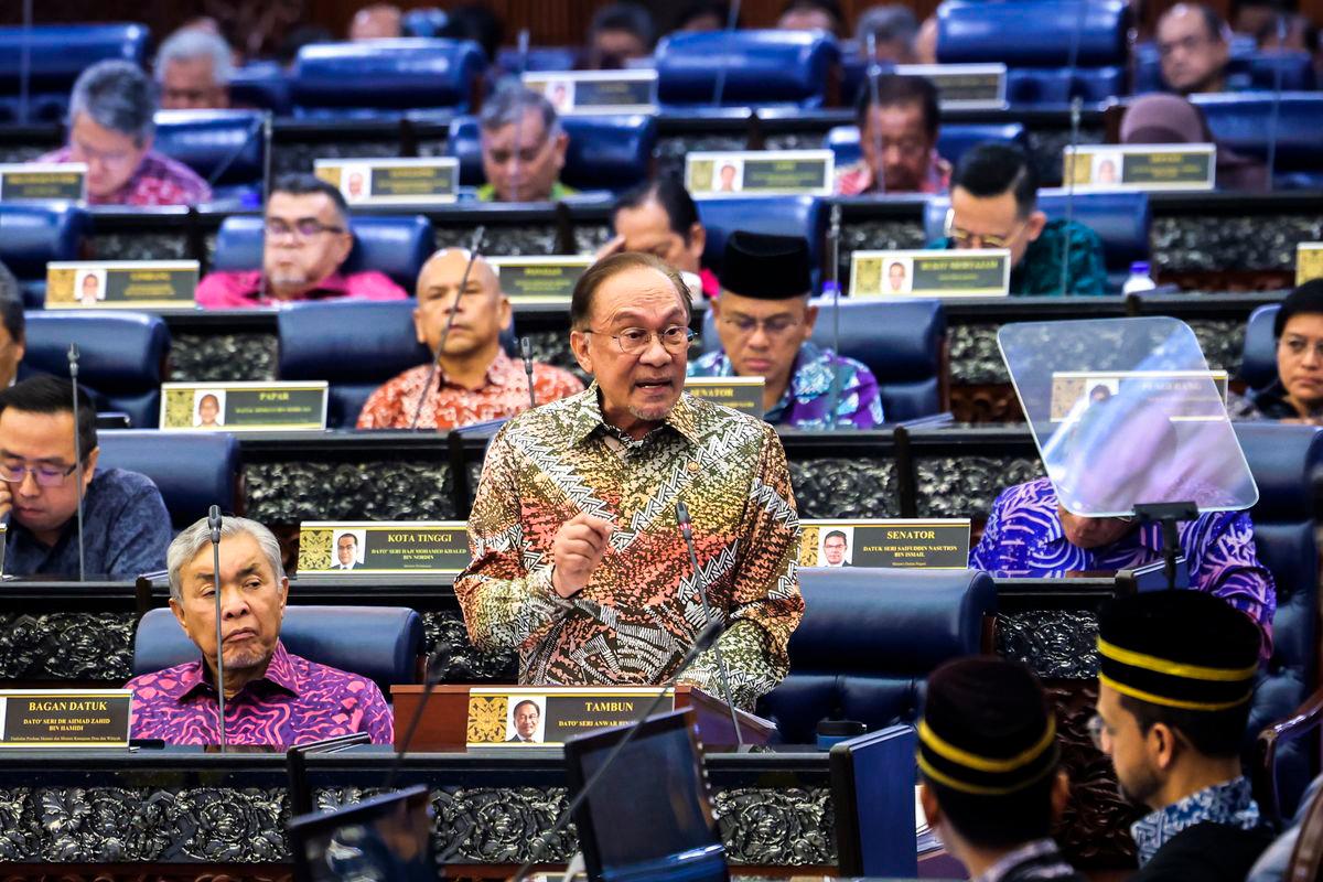 Perdana Menteri, Datuk Seri Anwar Ibrahim membentangkan Rancangan Malaysia Ke-13 (RMK13) di Dewan Rakyat hari ini - BERNAMA