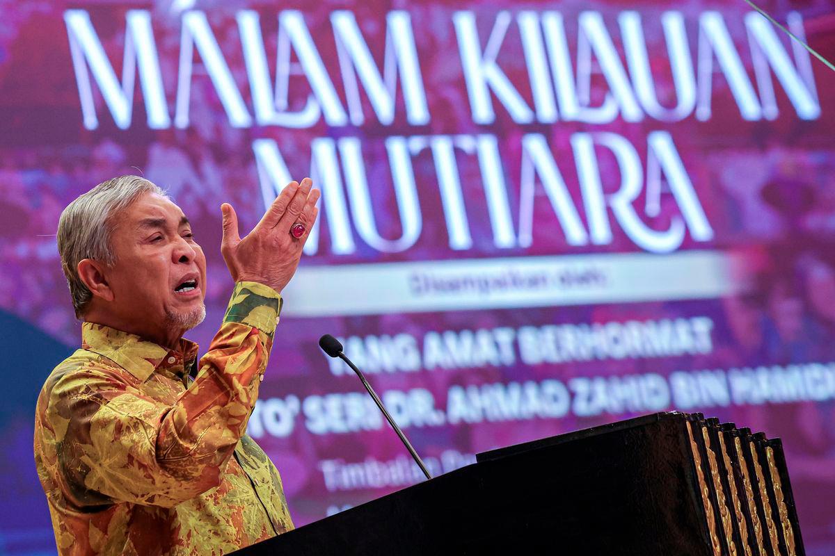 Timbalan Perdana Menteri Datuk Seri Dr. Ahmad Zahid Hamidi berucap pada Majlis Malam Kilauan Mutiara Fakulti Bahasa Moden dan Komunikasi di Universiti Putra Malaysia semalam. - BERNAMA