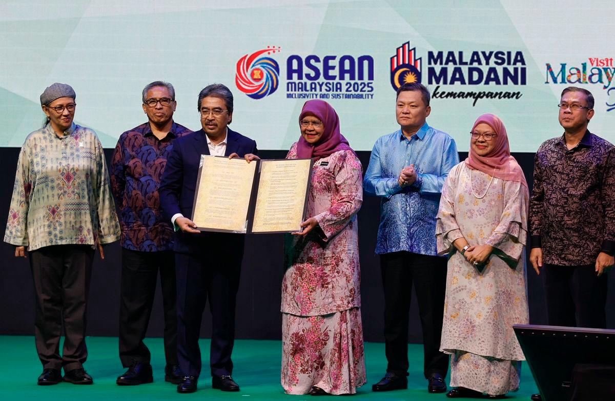 Plantation and Commodities Minister Datuk Seri Johari Abdul Ghani (third, left) who has been entrusted with the responsibilities and functions of the Minister of Natural Resources and Environmental Sustainability, receives the Kuala Lumpur Declaration on Climate Resilience from Kuala Lumpur Mayor Datuk Seri Dr Maimunah Mohd Sharif (fourth, left) during the opening of the International Greentech and Eco Products Exhibition and Conference Malaysia (IGEM) 2025 and the Kuala Lumpur Sustainability Summit (KLSS) 2025 at the Kuala Lumpur Convention Centre (KLCC) today. - BERNAMA