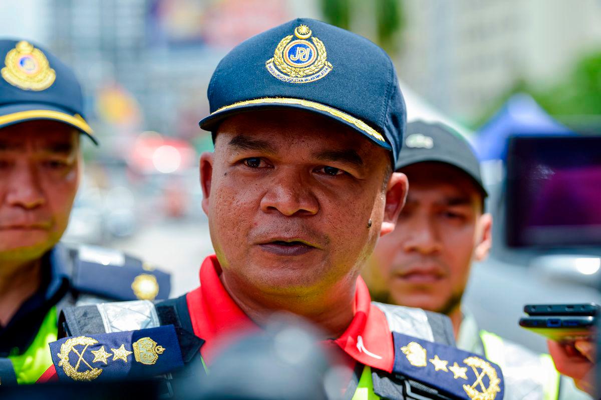 Pengarah Jabatan Pengangkutan Jalan (JPJ) Wilayah Persekutuan Kuala Lumpur, Hamidi Adam pada sidang media selepas meninjau kenderaan Perdagangan pada Ops Khas Kenderaan Perdagangan di Plaza Tol Sungai Besi Arah Selatan hari ini - fotoBERNAMA