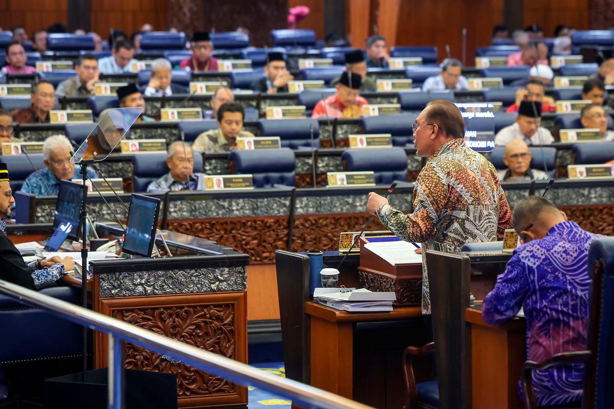 Perdana Menteri, Datuk Seri Anwar Ibrahim membentangkan Rancangan Malaysia Ke-13 (RMK13) di Dewan Rakyat hari ini - BERNAMA