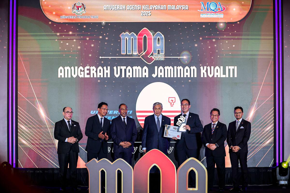 Timbalan Perdana Menteri, Datuk Seri Dr Ahmad Zahid Hamidi (tengah) menyampaikan Anugerah Utama Jaminan Kualiti kepada wakil dari Universiti Tenaga Nasional, Naib Canselor Universiti Tenaga Nasional, Profesor Ir Dr Khairul Salleh Mohamed Sahari (tiga ,kanan) diiringi oleh Menteri Pendidikan Tinggi, Datuk Seri Dr Zambry Abdul Kadir (tiga kiri) pada Majlis Anugerah Agensi Kelayakan Malaysia (MQA) 2025 di Hotel Renaissance - fotoBERNAMA