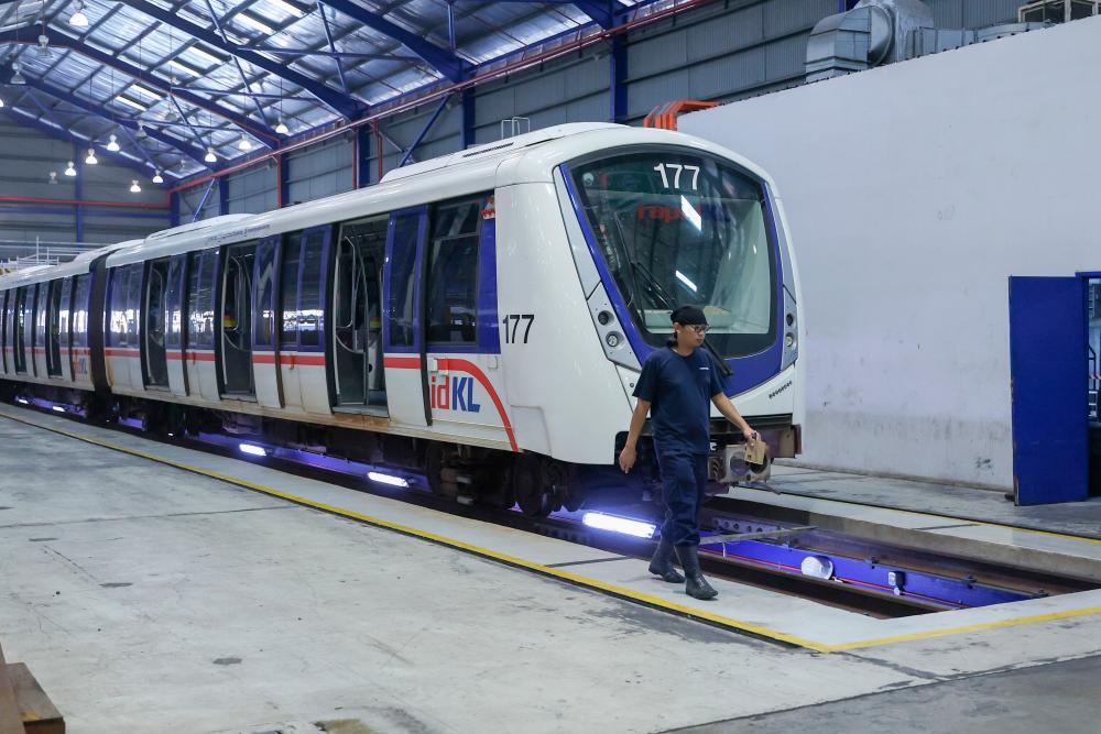 PETALING JAYA, April 12 -- Infrastructure staff are doing maintenance work while in the maintenance room at the Subang Valley Rapid Rail Complex today. BERNAMAPIX