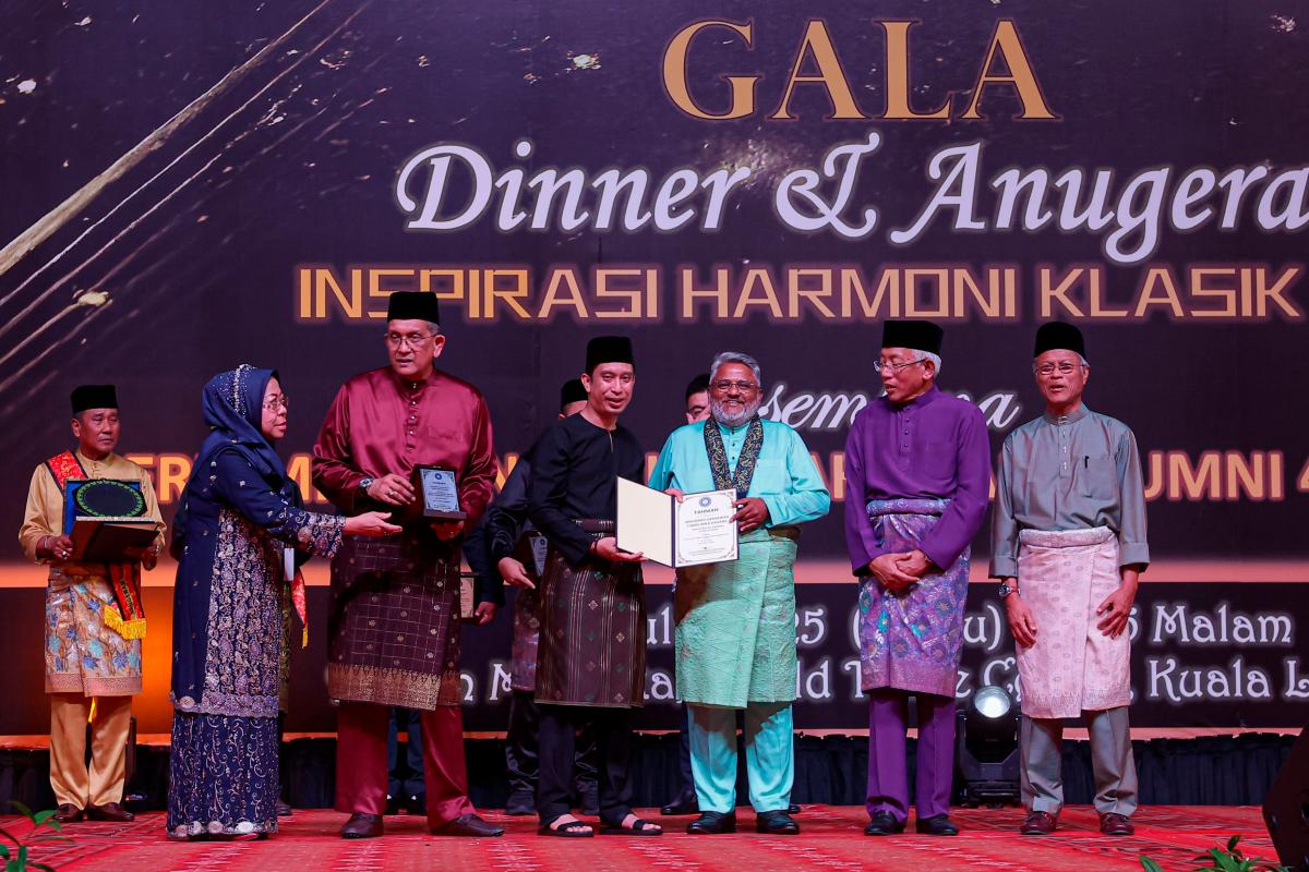 Timbalan Menteri Belia dan Sukan Adam Adli Abdul Halim menyampaikan Anugerah Usahawan Tunas Wira Dagang kepada A. Prakas Rao pada Majlis Gala Dinner dan Anugerah Inspirasi Harmoni Klasik 2025 di Pusat Dagangan Dunia Kuala Lumpur semalam - BERNAMA