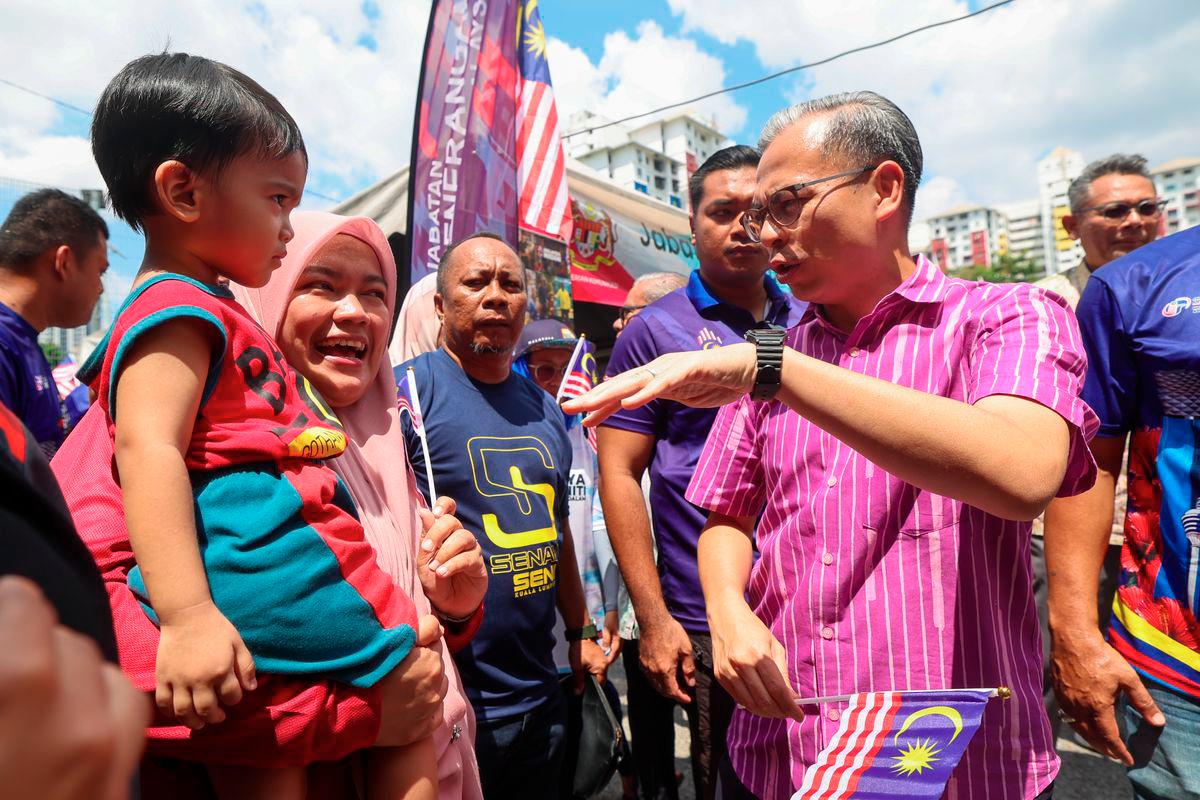 Communications Minister and Lembah Pantai MP Datuk Fahmi Fadzil (right) mingling with the crowd during the Launch of the Arts and Culture Programme @Lembah Pantai at PPR Kerinchi today. - BERNAMA