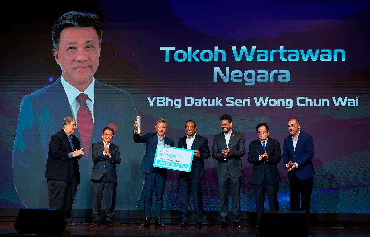 Menteri Pendidikan Tinggi Datuk Seri Dr Zambry Abdul Kadir (empat, kanan) menyampaikan anugerah Tokoh Wartawan Negara kepada Pengerusi Pertubuhan Berita Nasional Malaysia (Bernama), Datuk Seri Wong Chun Wai pada Malam Wartawan Malaysia 2025 dan Hadiah Kewartawanan Malaysia (HKM) MPI-Petronas 2024 di sebuah hotel malam ini - BERNAMA