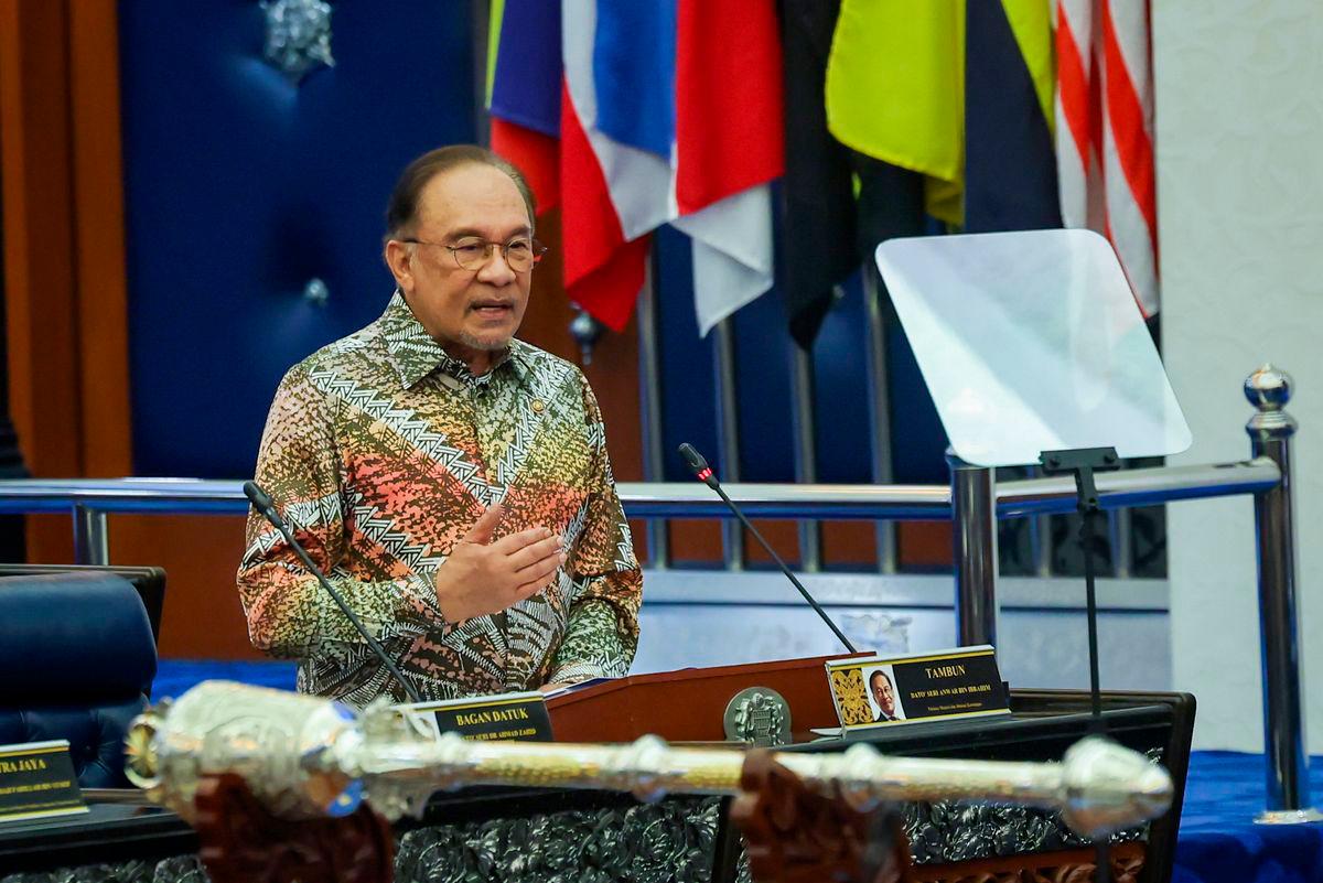 Perdana Menteri, Datuk Seri Anwar Ibrahim membentangkan Rancangan Malaysia Ke-13 (RMK13) di Dewan Rakyat hari ini- BERNAMA