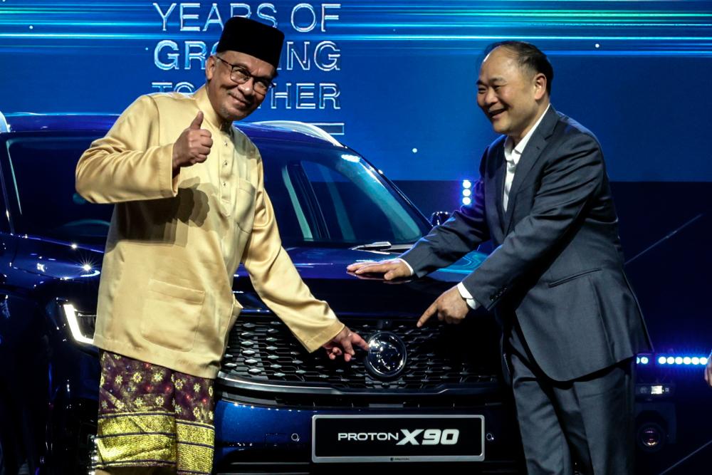 KUALA LUMPUR, 7 Mei -- Perdana Menteri Datuk Seri Anwar Ibrahim bersama dengan Pengerusi Geely Holding Eric Li (kanan) ketika pelancaran kereta Proton X90 pada Majlis Sambutan 40 Tahun Proton di Pusat Pameran dan Dagangan Antarabangsa Malaysia (MITEC) hari ini.-- fotoBERNAMA