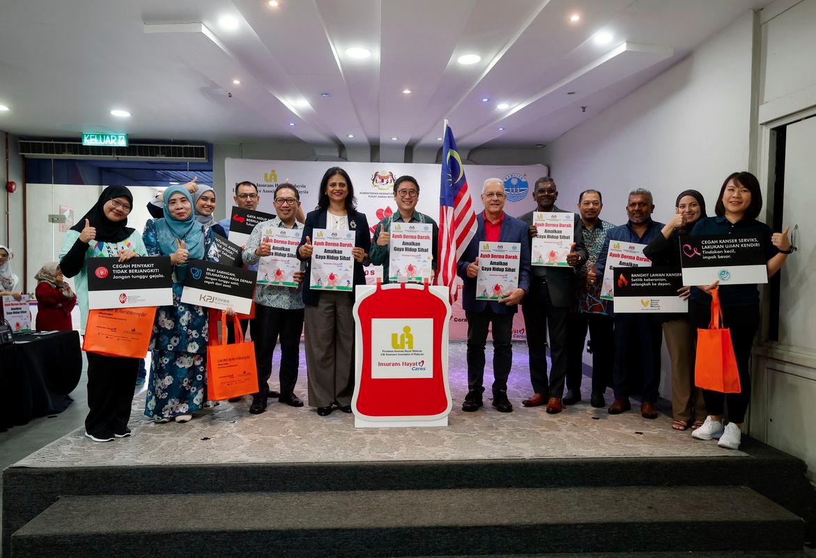 Pengarah Jabatan LINK dan Pejabat Wilayah, Bank Negara Malaysia, Thomas Tan Koon Peng (tengah) pada gimik Pelancaran Kempen Derma Darah dan Kempen Kesedaran Kesihatan di Medan MARA - fotoBERNAMA