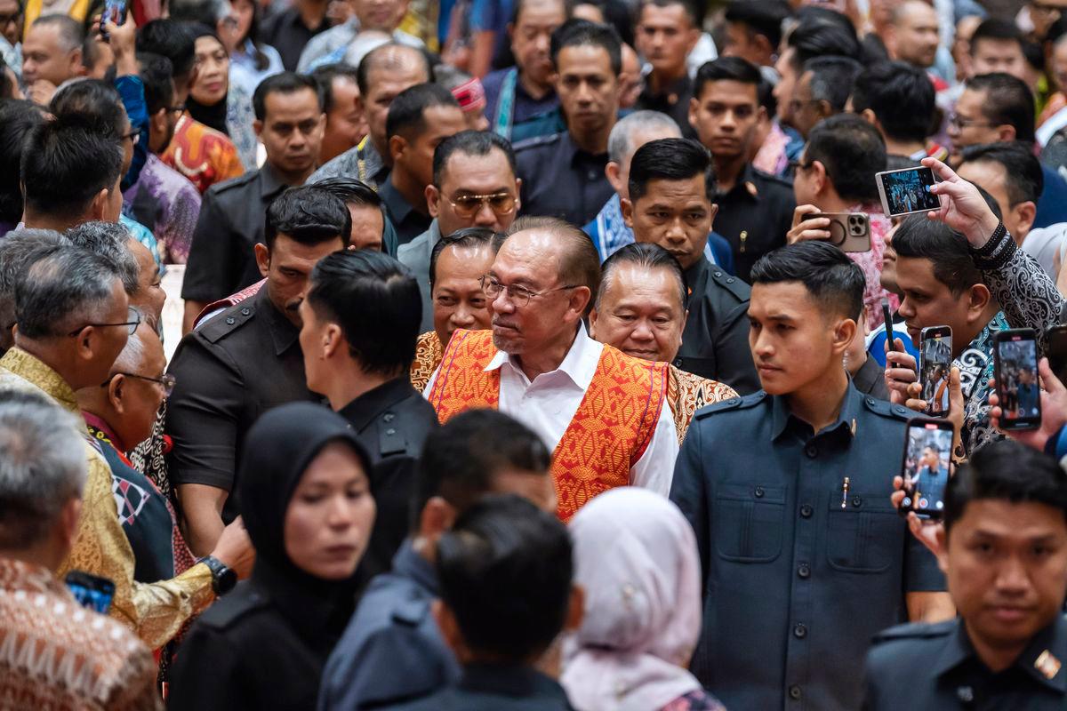 Perdana Menteri, Datuk Seri Anwar Ibrahim ketika hadir merasmikan Majlis Rumah Terbuka Gawai@KKR 2025 di Kompleks Kerja Raya hari ini. Turut hadir Menteri Kerja Raya Datuk Seri Alexander Nanta Linggi- BERNAMA