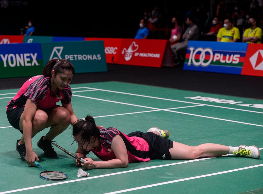 KUALA LUMPUR, July 1 - The reaction of Malaysian women’s doubles players Anna Ching Yik Cheong (right) and Teoh Mei Xing (left) after losing to Japanese Mayu Matsumoto and Wakana Nagahara in the quarterfinals of the Petronas Malaysian Open 2022 at Axiata Arena Bukit Jalil today. BERNAMAPIX