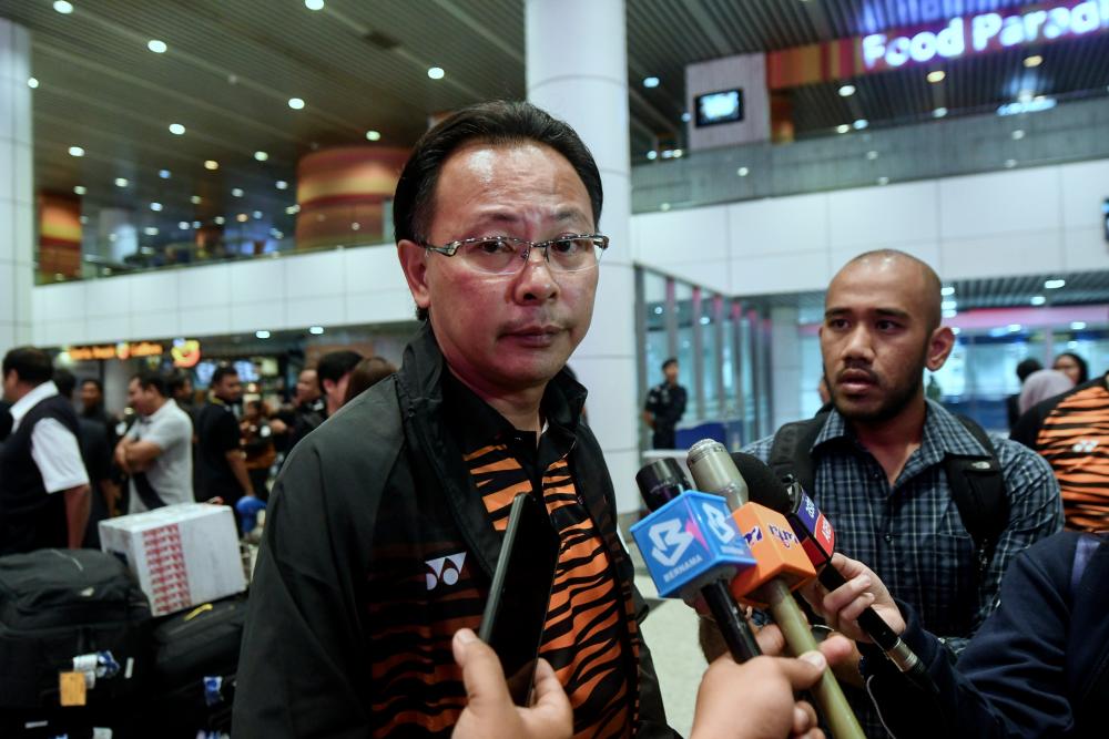 Ketua jurulatih pasukan bolasepak negara, Datuk Ong Kim Swee ketika sidang media selepas tiba dari Sukan SEA Filipina di Lapangan Terbang Antarabangsa Kuala Lumpur (KLIA) semalam. — Bernama