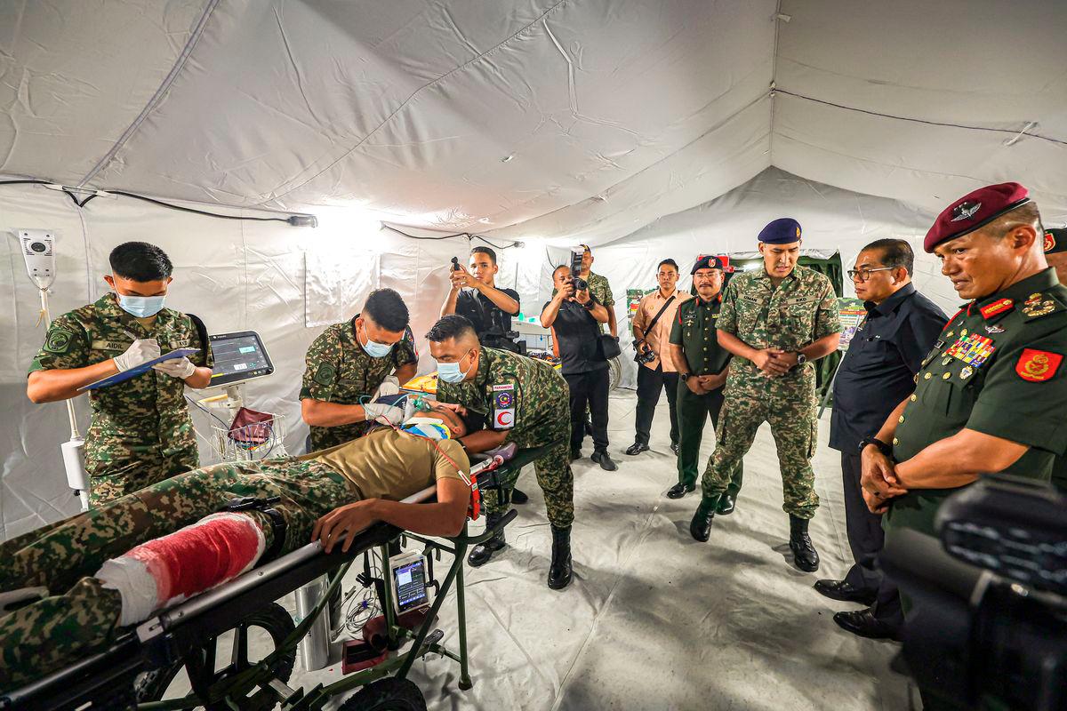 Defence Minister Datuk Seri Mohamed Khaled Nordin observes a demonstration of medical treatment being administered to military personnel during a working visit to the Army’s Western Field Command Headquarters at Kem Perdana Sungai Besi today. – BERNAMA
