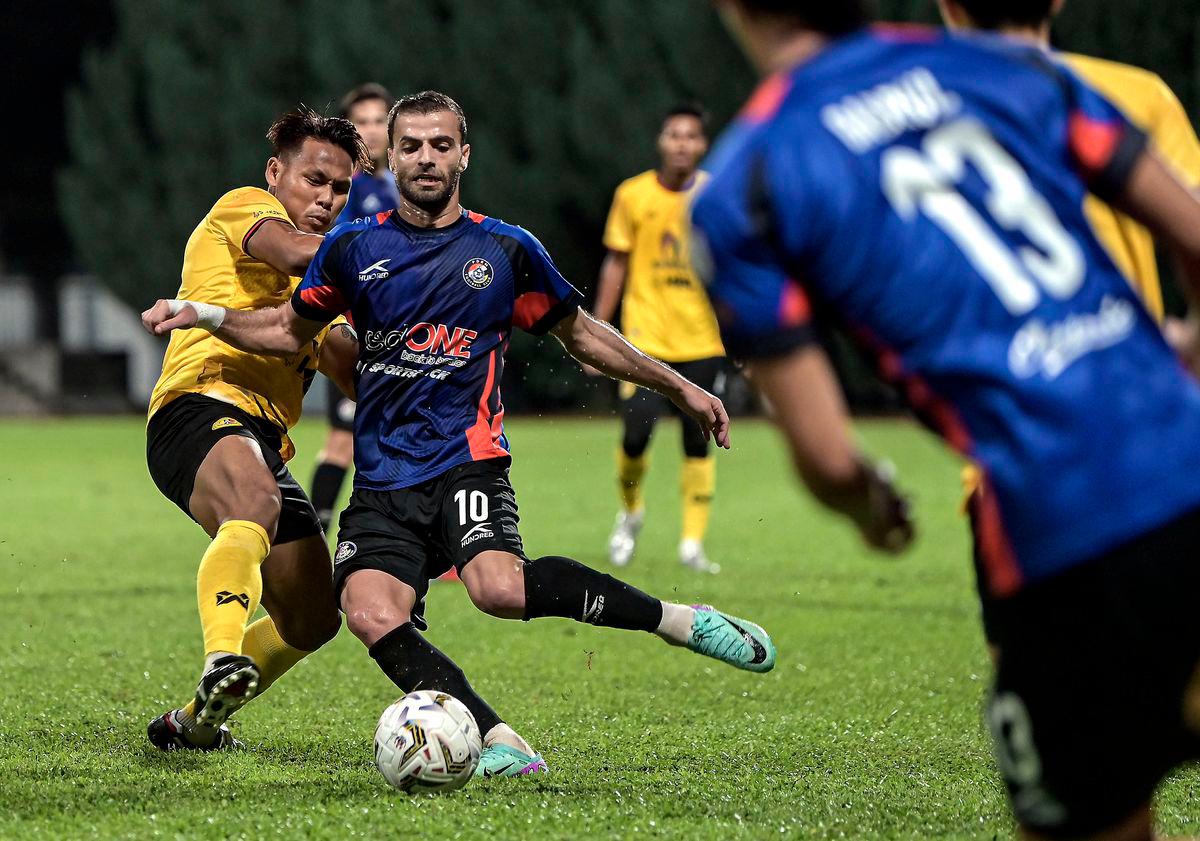 Pemain PDRM FC Nawaf Abdel dikasari pemain Negeri Sembilan FC Wai Lin Aung (kiri) dalam saingan Piala FA di Stadium Majlis Perbandaran Selayang malam ini. Keputusan akhir perlawanan PDRM FC menang dengan 1-0, namun Negeri Sembilan FC mara dengan agregat 1-5 -fotoBERNAMA