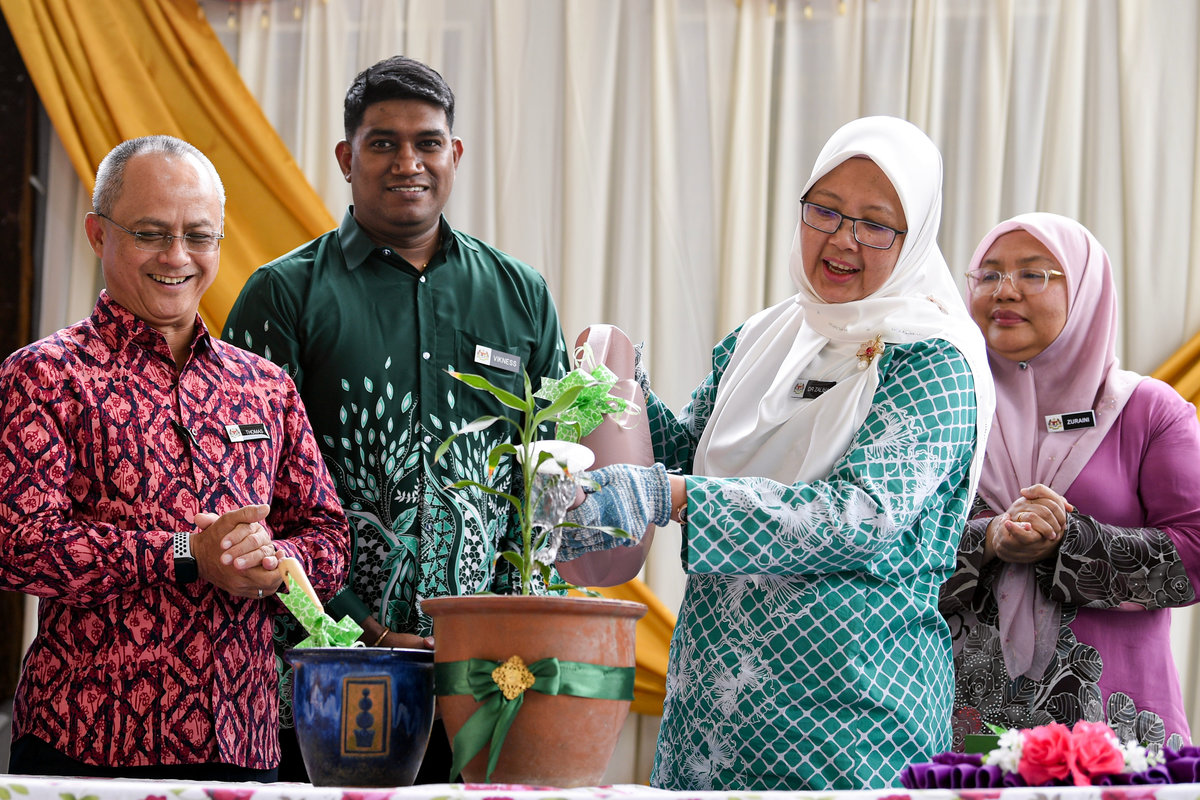 Minister in the Prime Minister’s Department (Federal Territories), Datuk Seri Dr Zaliha Mustafa (right), during the symbolic launch of the Federal Territories-level Leadership, Climate Change and Green Energy Programme (IKLIM) 2025 at SMK Cochrane, Kuala Lumpur, today. – BERNAMA
