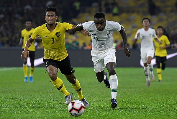 Malaysia’s Shahrul Mohd Saad in action against Indonesia’s Septian David Maulana during the Malaysia v Indonesia, 2022 World Cup/2023 Asian Cup qualifying round at the National Stadium in Bukit Jalil last night. — Bernama