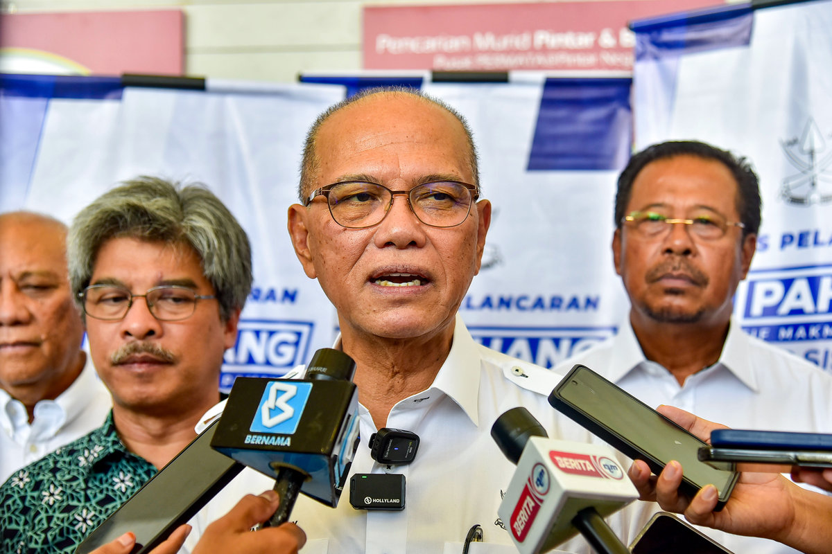 Pahang Menteri Besar, Datuk Seri Wan Rosdy Wan Ismail, during an interview with members of the media after the Launch of the Makmur Pahang Student Cluster Initiative 2025 at the National Permata Pintar Auditorium, UKM today. - BERNAMA