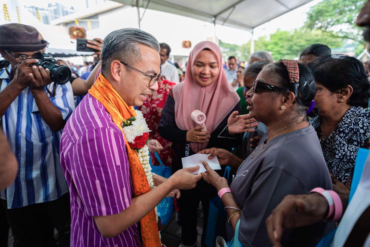 Menteri Komunikasi yang juga Ahli Parlimen Lembah Pantai Datuk Fahmi Fadzil mesra menyampaikan sumbangan kepada masyarakat India pada Majlis Sumbangan Deepavali di Pantai Dalam hari ini. - BERNAMA