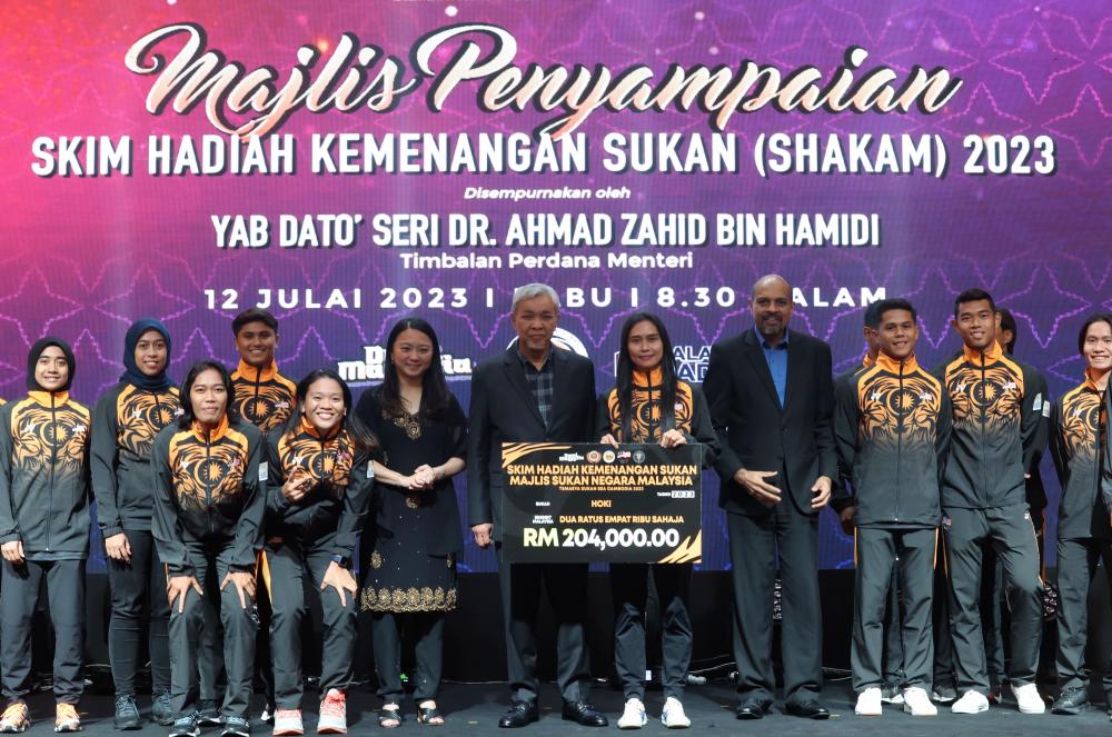 BANGI, 12 July -- Deputy Prime Minister who is also Rural and Regional Development Minister Datuk Seri Ahmad Zahid Hamidi and Youth and Sports Minister Hannah Yeoh presented the hockey prize scheme for the Cambodia SEA Games 2023 when attending the Sports Victory Prize Scheme Presentation Ceremony at a hotel yesterday. BERNAMAPIX