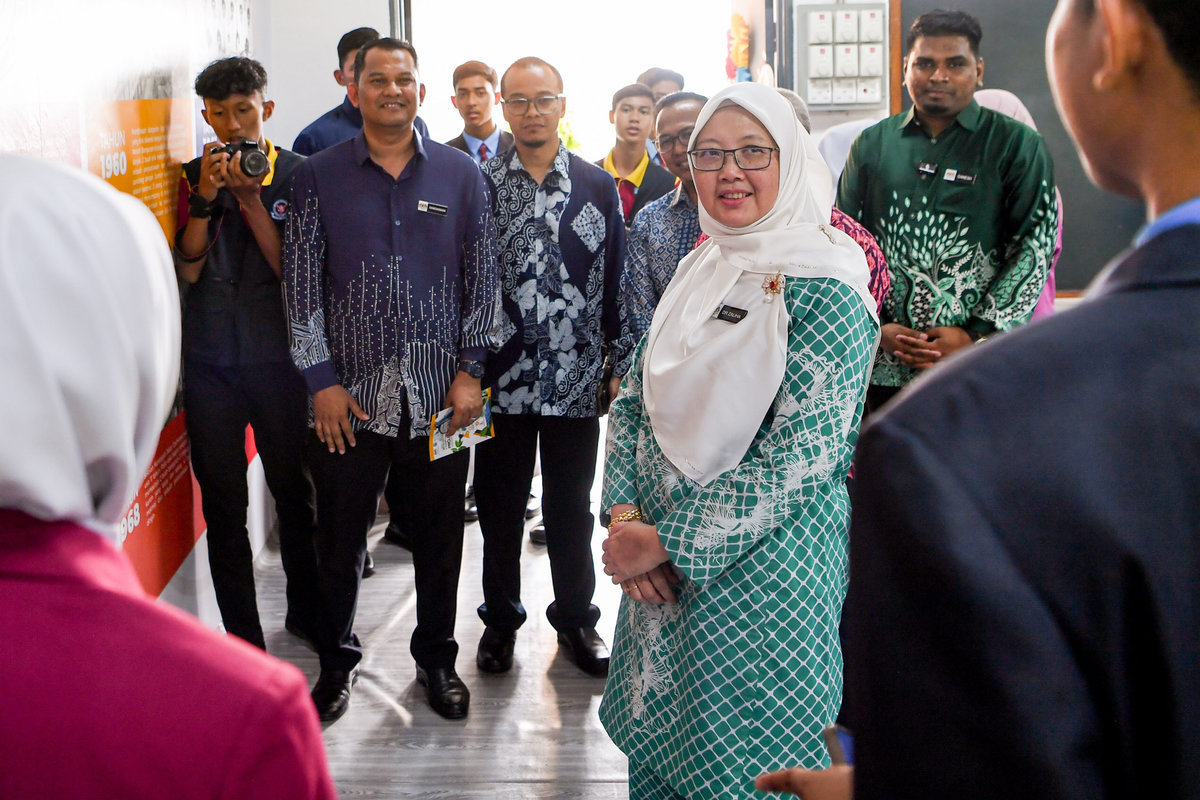 Minister in the Prime Minister’s Department (Federal Territories), Datuk Seri Dr Zaliha Mustafa, making a brief visit after officiating the Federal Territories-level Leadership, Climate Change and Green Energy Programme (IKLIM) 2025 at SMK Cochrane, Kuala Lumpur, today. – BERNAMA - BERNAMA