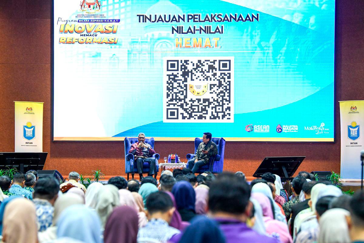 Ketua Pengarah Perkhidmatan Awam (KPPA) Tan Sri Wan Ahmad Dahlan Abdul Aziz (kiri) bercakap ketika sesi Bual Bicara bersama Tan Sri KPPA pada Majlis Pelancaran Dashboard H.E.M.A.T. sempena program Bicara Aspirasi H.E.M.A.T: Aspirasi Menuju Reformasi di Dewan Serbaguna, Institut Tadbiran Awam Negara (INTAN), Bukit Kiara hari ini. - BERNAMA