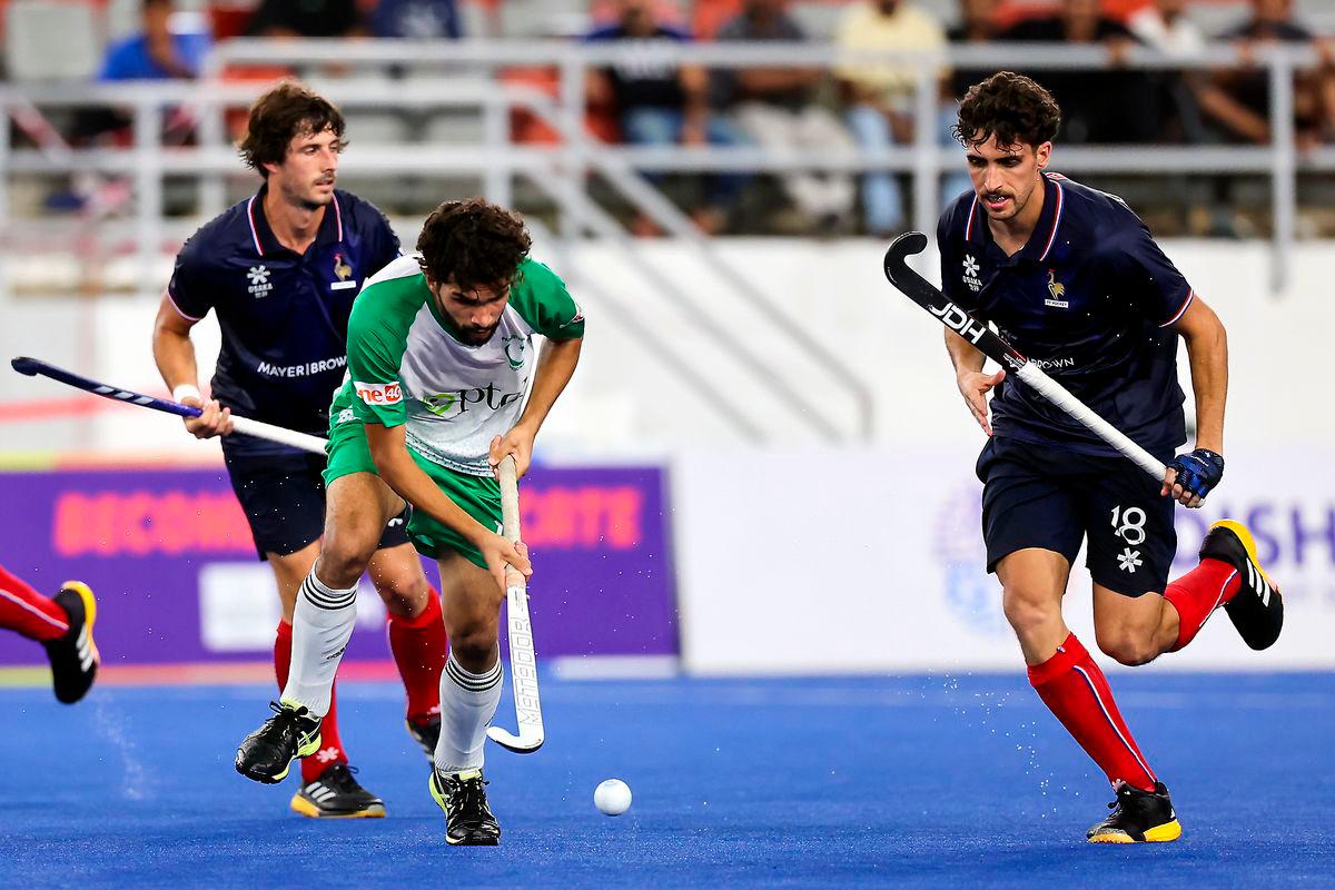 Pemain pasukan Pakistan Zikriya Hayat (tengah) mengawal bola ketika diasak pemain pasukan France Eliot Curty pada perlawanan separuh akhir Pakistan menentang France sempena Kejohanan Hoki Piala Negara-Negara FIH Lelaki 2025 yang berlangsung di Stadium Hoki Nasional, Bukit Jalil - BERNAMA