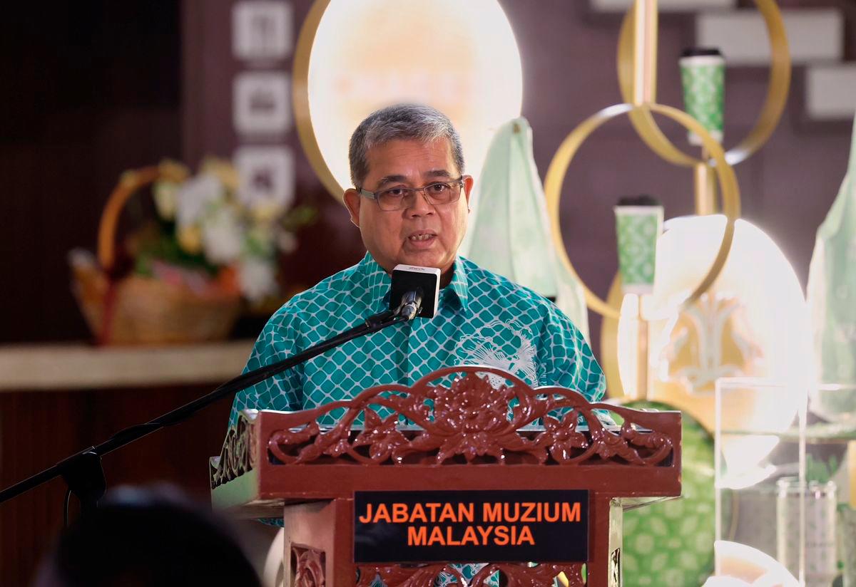 The Minister of National Unity, Datuk Aaron Ago Dagang, delivering a speech to launch the Chagee Malaysia Campaign by the Department of Museums Malaysia at the National Museum today. - BERNAMA