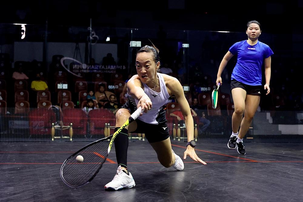 KUALA LUMPUR, Nov 22 -- National athlete Chan Yiwen (right) faces compatriot Low Wee Wern (left) at the 2022 Malaysian Open Squash Championship at the National Squash Centre, Bukit Jalil today. BERNAMAPIX