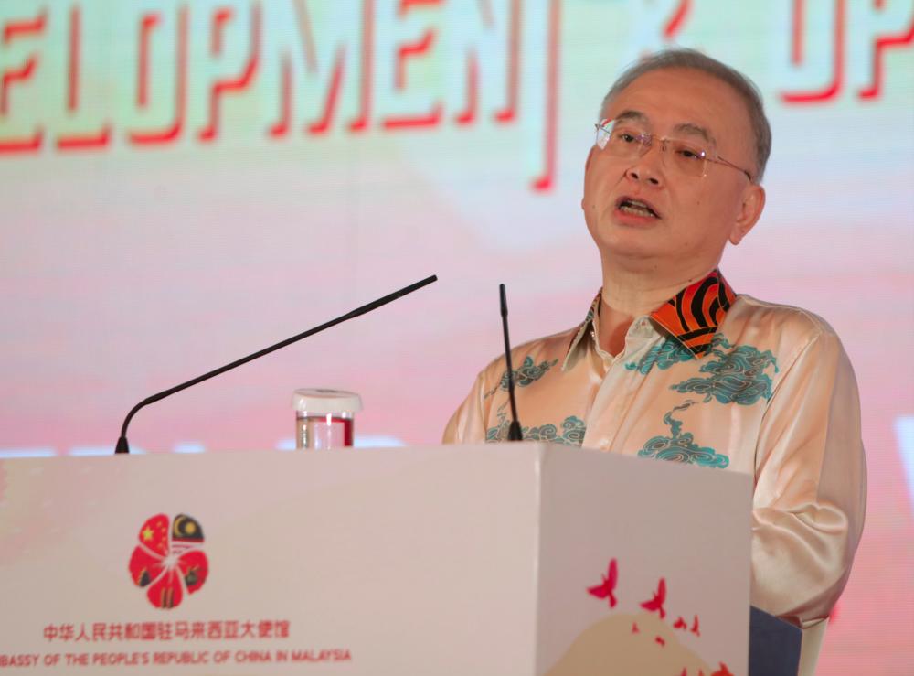 Transport Minister Datuk Seri Wee Ka Siong, as guest of honour, delivering a brief remarks at talk on “China's Future Development and Opportunities” organised by the Chinese Embassy in Kuala Lumpur on Oct 26 2022 - BERNAMAPIX