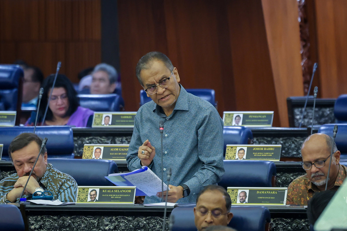 The Minister of Health, Datuk Seri Dr Dzulkefly Ahmad, spoke during the Second Meeting of the Fourth Session of the 15th Parliament at the Parliament Building today. – BERNAMA