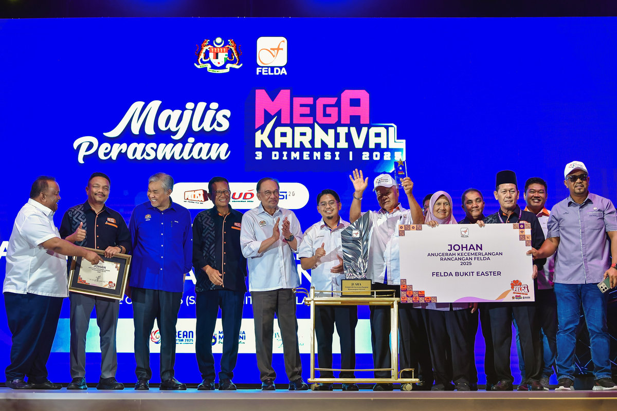 Prime Minister Datuk Seri Anwar Ibrahim (fifth from left) presents the FELDA 2025 Excellence Award to FELDA Bukit Easter at the Launch Ceremony of the 2025 3D Mega Carnival held at the Malaysia International Trade and Exhibition Centre (MITEC) today. Also present were Deputy Prime Minister Datuk Seri Dr Ahmad Zahid Hamidi (third from left) and FELDA Chairman Datuk Seri Ahmad Shabery Cheek (fourth from left). – BERNAMA