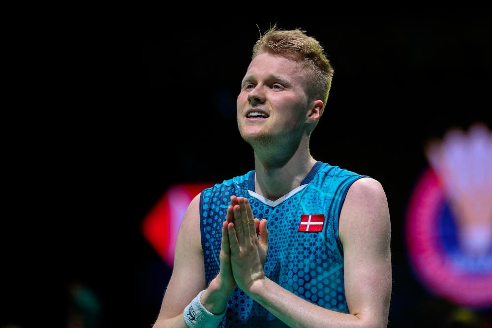 Reaksi perseorangan lelaki Denmark Ander Antonsen selepas menentang pemain China Shi Yu Qi pada perlawanan akhir Kejohanan Badminton Terbuka Malaysia 2024 di Axiata Arena, Bukit Jalil hari ini. - fotoBERNAMA