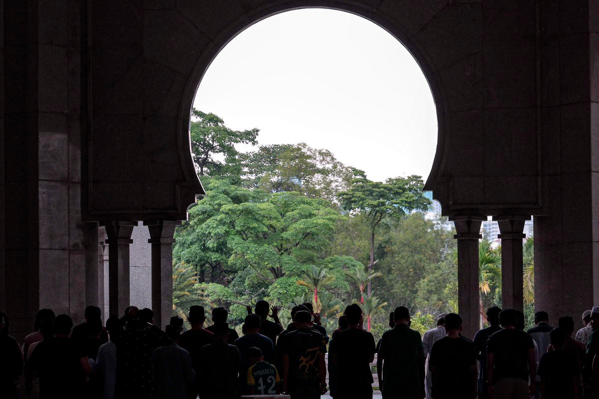 Umat Islam menunaikan solat Jumaat di Masjid Wilayah Persekutuan sempena hari pertama Maal Hijrah 1447H/2025M, hari ini. - fotoBERNAMA