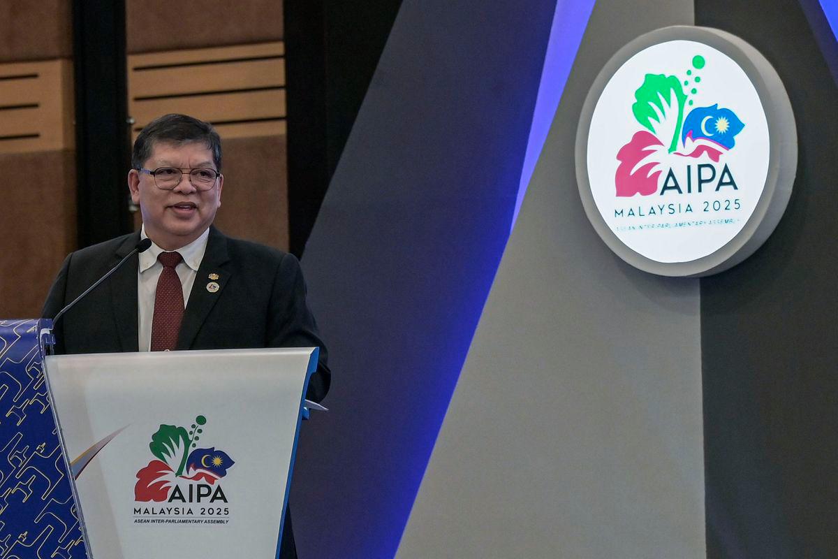 Dewan Rakyat Speaker and ASEAN Inter-Parliamentary Assembly (AIPA) President Tan Sri Dr Johari Abdul delivers his speech during the Closing Ceremony 46th ASEAN Inter-Parliamentary Assembly (AIPA), at the World Trade Centre in Kuala Lumpur, today. - BERNAMAPIX