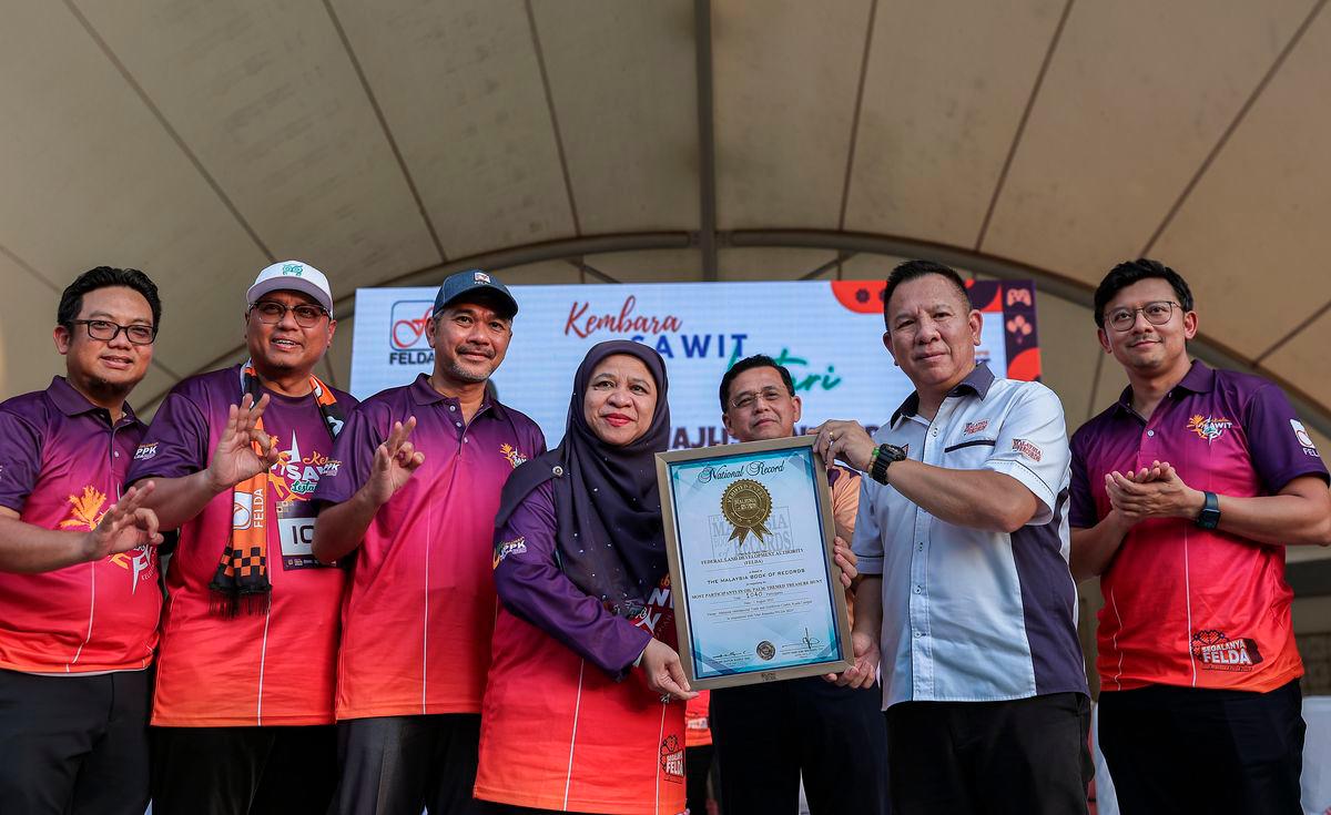 Pengarah Besar FELDA Datuk Dr Suzana Idayu Wati Osman (empat, kiri) menerima sijil Malaysia Book Of Records (MBOR) “Most Participants In Oil Palm-Theme Treasure Hunt” dari Pengerusi MBR Datuk Seri Dr Michael Tio (dua, kanan) pada Majlis Penutup Kembara Sawit Lestari di Pusat Pameran dan Konvensyen MATRADE. - FotoBernama