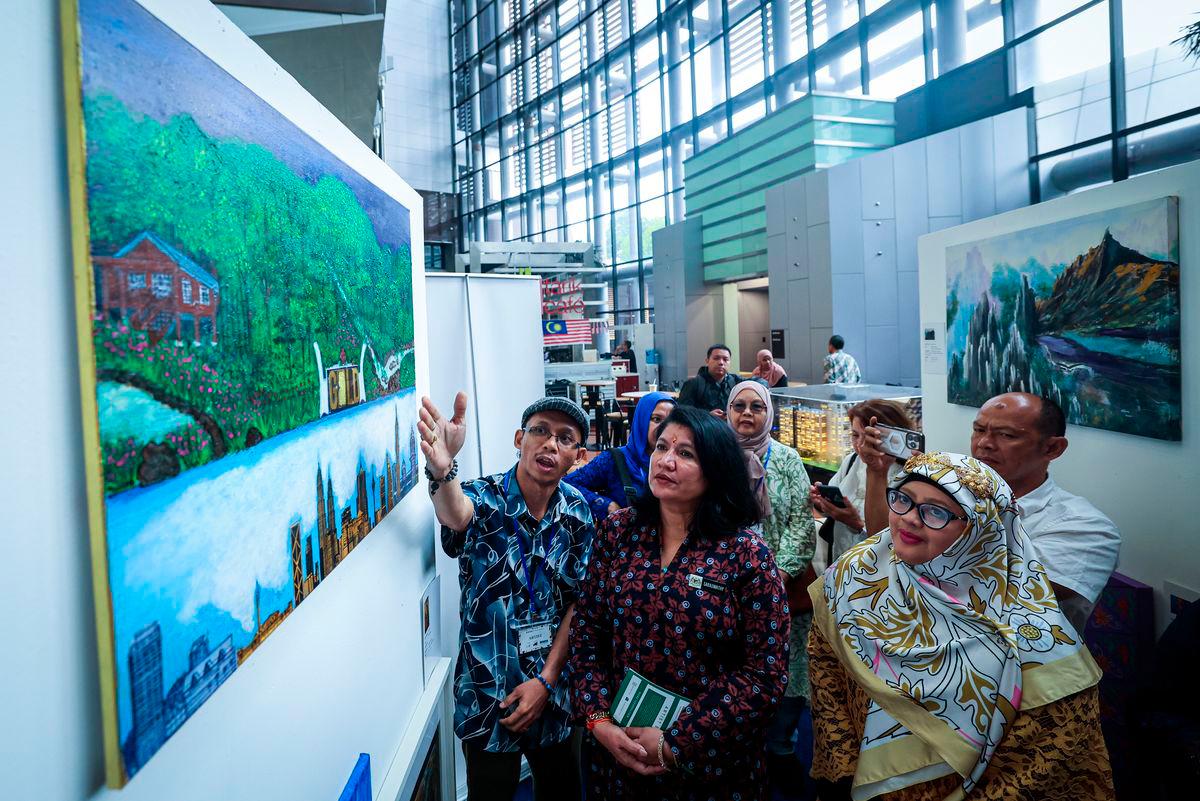 Timbalan Menteri Perpaduan Negara, Senator K. Saraswathy melihat hasil karya seni pada Pameran Seni Merdeka bertemakan “Freedom to Heal: Merdeka Through Wellness” di Pusat Perubatan Prince Court, hari ini. Turut hadir, Pengasas Art Market Malaysia, Rita Hatta (kanan) - fotoBERNAMA