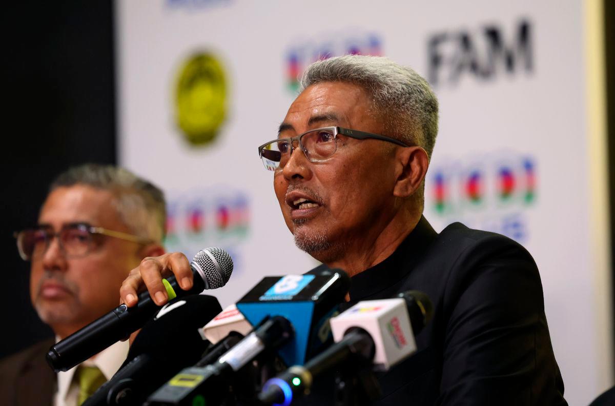 Pemangku Presiden FAM Datuk Wira Mohd Yusoff Mahadi ketika sidang media selepas Mesyuarat Jawatankuasa Eksekutif FAM Kali ke-4 Bagi Penggal 2025-2029 di Wisma FAM hari ini. Hadir sama Setiausaha Agung FAM Datuk Noor Azman Rahman(kiri) - fotoBERNAMA