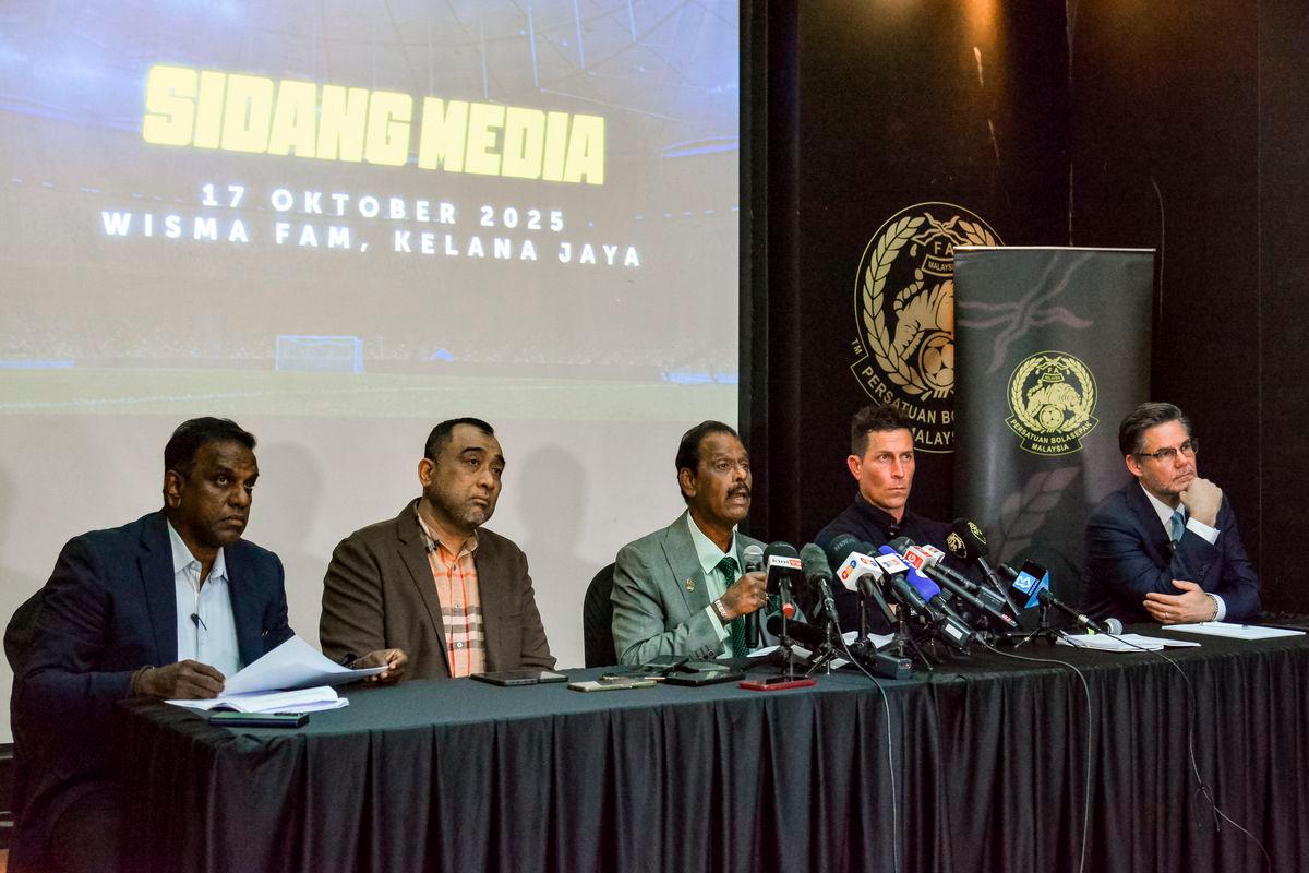 Timbalan Presiden FAM, Datuk Sivasundaram Sithamparam Pillai (tengah) ketika sidang media berkenaan perkembangan terkini status tujuh pemain bola sepak kebangsaan Malaysia di Wisma FAM hari ini. - BERNAMA