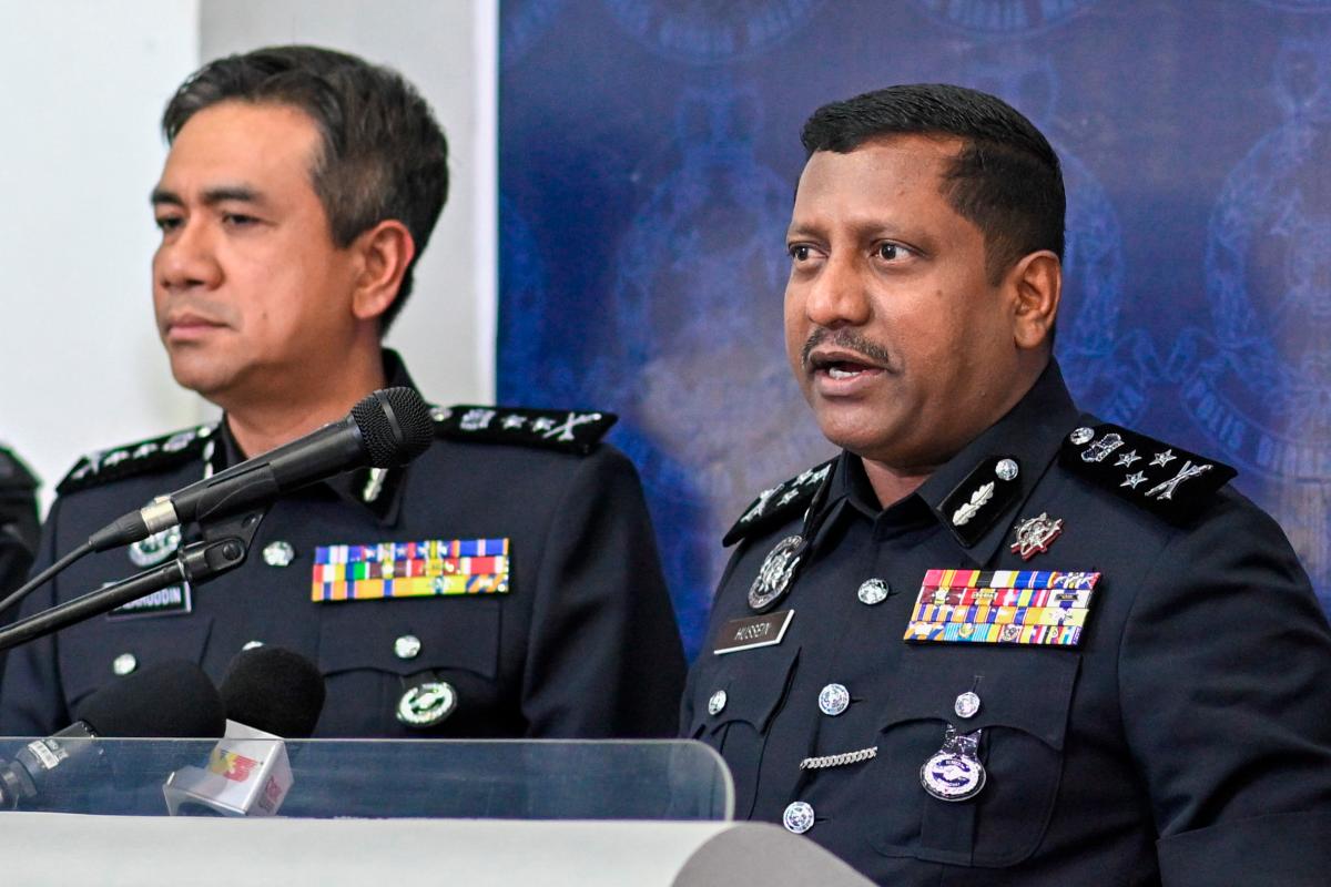 Bukit Aman Narcotics Criminal Investigation Department Director, Datuk Omar Khan, speaks at a press conference on the department’s success in arresting five individuals — including a married couple — suspected of being involved in drug trafficking activities during separate operations around Gombak and Wangsa Maju on Monday and Tuesday. – BERNAMA