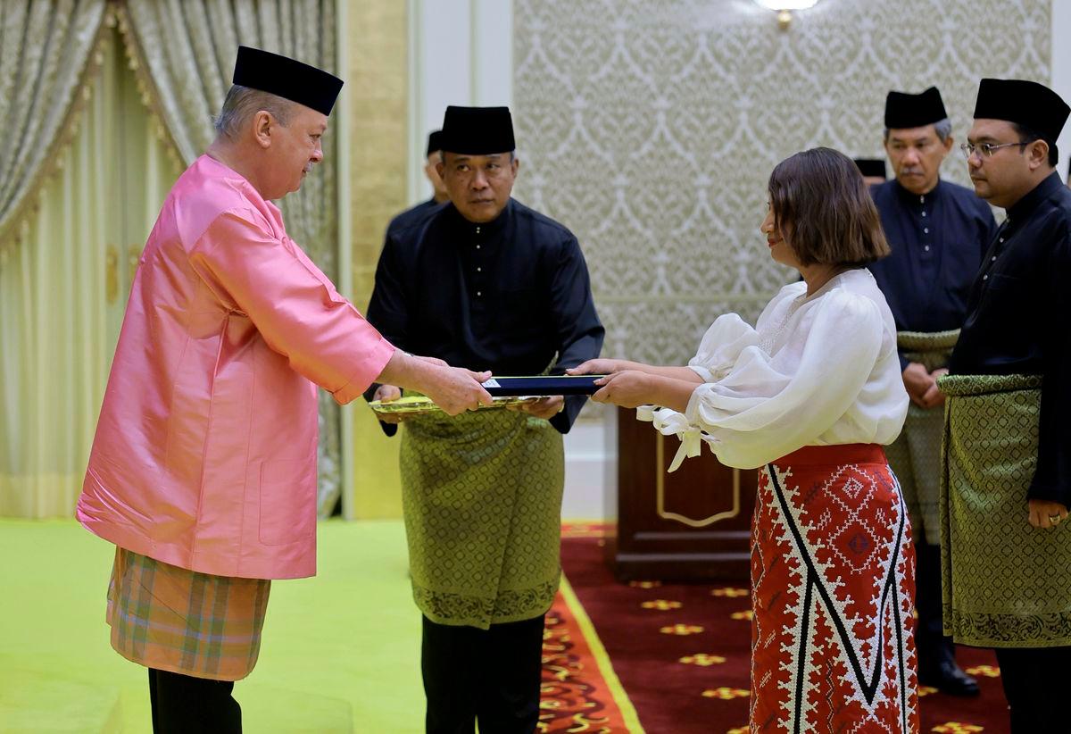 Yang di-Pertuan Agong Sultan Ibrahim berkenan menerima watikah pelantikan daripada Duta Besar Filipina Maria Angela Abrera Ponce pada Istiadat Penyerahan Watikah Pelantikan dan Majlis Menghadap di Istana Negara pada Mac lalu. BERNAMA