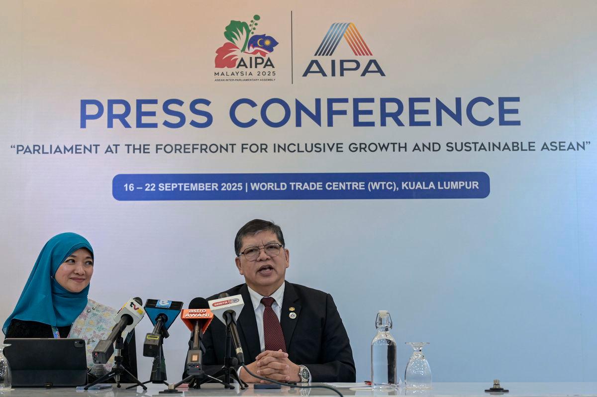 AIPA Presiden Tan Sri Dr Johari Abdul semasa persidangan akhbar do World Trade Centre, Kuala Lumpur. Turut bersama, setiausaha-agung Siti Rozaimeriyanty Abdul Rahman (kiri) - fotoBERNAMA