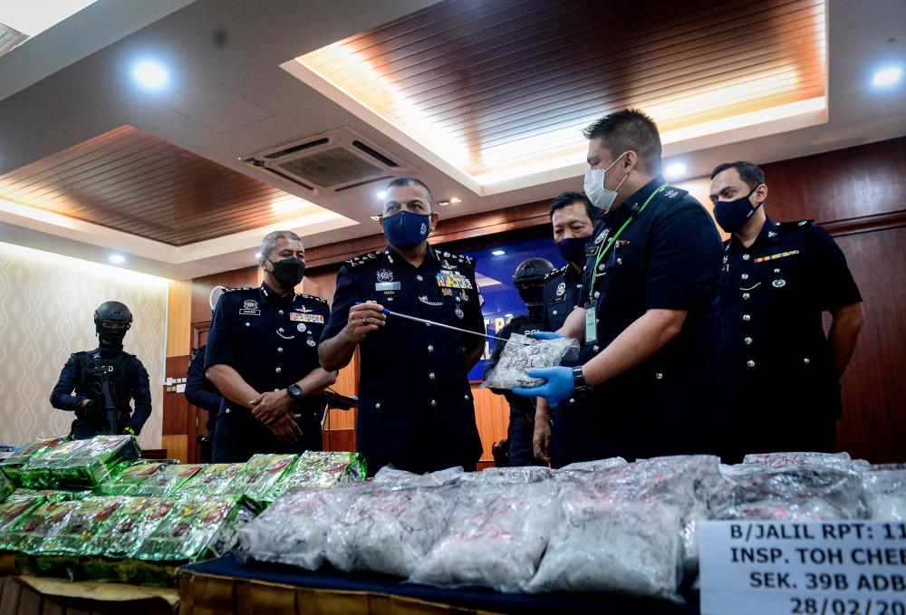 KUALA LUMPUR, Feb 28 - Bukit Aman Narcotics Criminal Investigation Department (JSJN) director Datuk Ayob Khan Mydin Pitchay (three, left) shows some of the items seized from the Special Screening Operation Series Two during a press conference at the Kuala Lumpur Police Headquarters. BERNAMApix