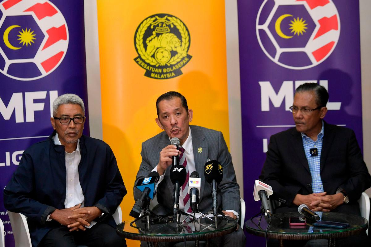 FAM president Datuk Mohd Joehari Mohd Ayub (in the middle) during a press conference on May 30. BERNAMApix