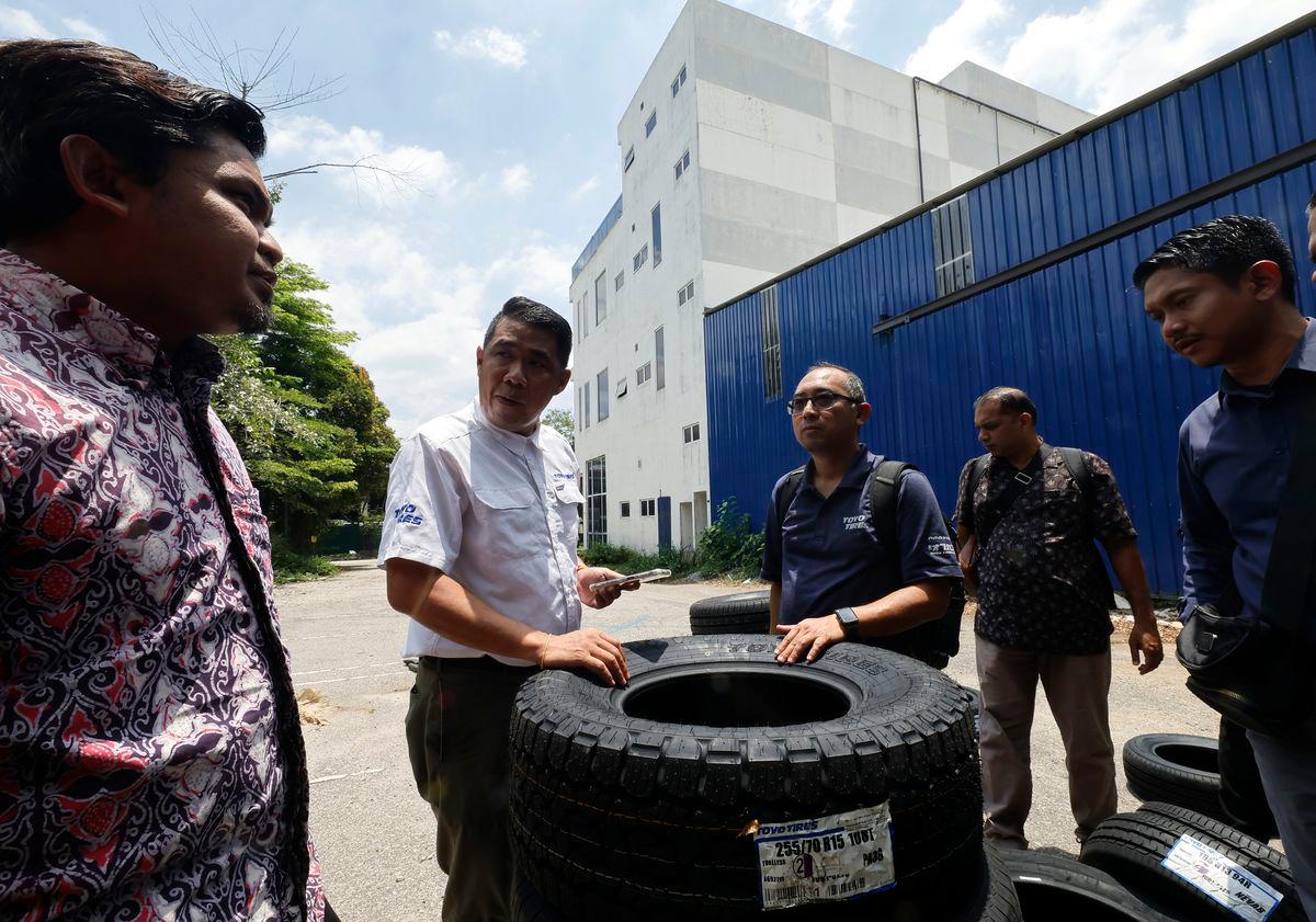 Wakil daripada lapan syarikat pengeluar tayar membantu proses pemeriksaan dan pengesahan ketulenan tayar hasil kegiatan penyeludupan dan pemalsuan dokumen, yang disita menerusi Op Grip, hari ini- BERNAMA
